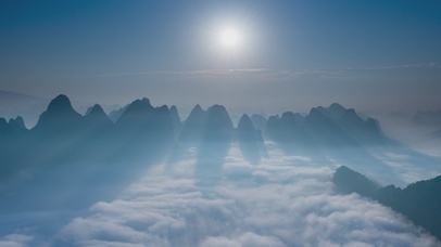 清晨唯美山脉和云层