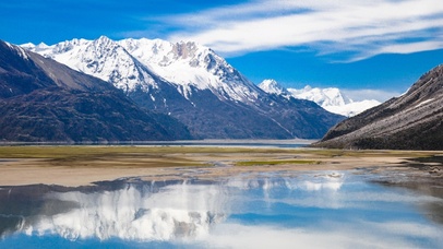雪山湖景