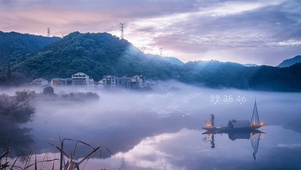 清晨迷雾湖面渔船