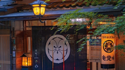 4k 治愈夏日小店门前绿叶