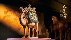 唐三彩骆驼载乐俑