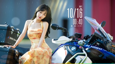 机车上的长裙女孩