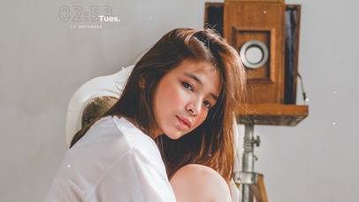 （免费）4K拍照的冷酷白衣少女