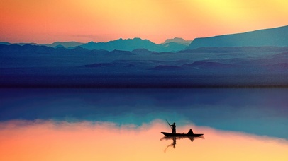 夕阳下的湖面上漂着小舟