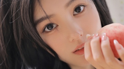 爱吃水果的美女
