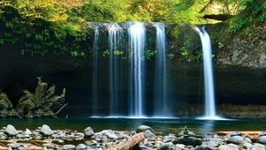 山间瀑布潭