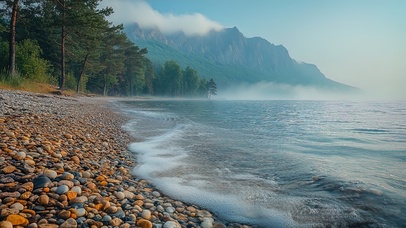 晨雾中的鹅卵石海岸