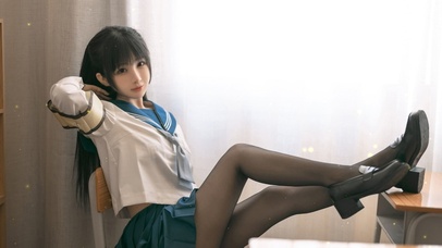 长腿黑丝jk制服美女