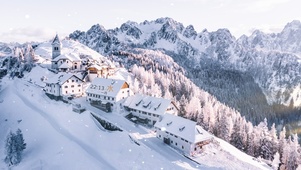 冬季雪山小镇