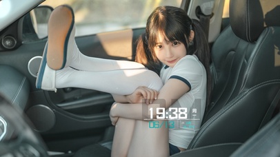 爱笑的双马尾美女