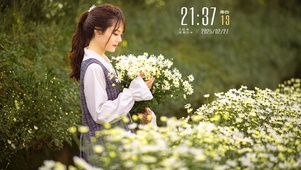 户外唯美田野捧花的美少女