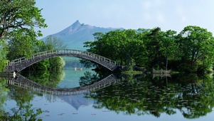 湖上拱桥