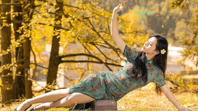 银杏树下的旗袍美女