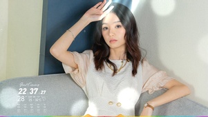 沙发上的清纯美女