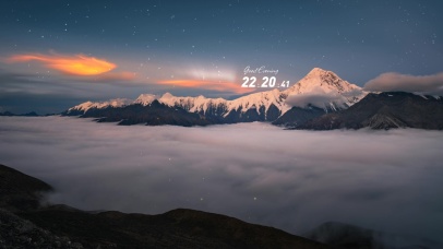 山峰云端的余晖星空