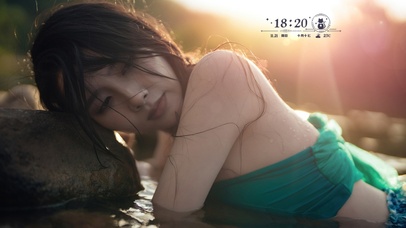 夕阳下、河边的美女