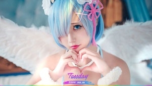 比爱心的短发美女