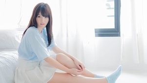 坐在床边的美女