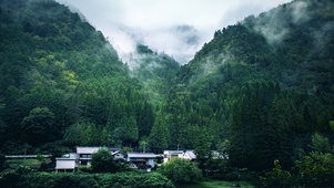 4k 治愈护眼雨天青山小镇