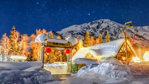 唯美治愈夜晚雪天温馨村庄