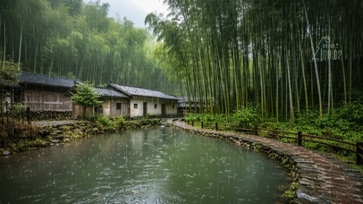 下雨竹林小屋