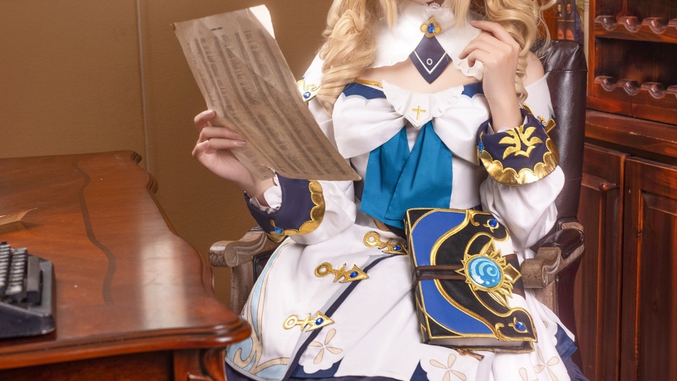 cosplay人物坐在复古皮椅上，手持泛黄文书，腿上放置蓝黑金装饰书。