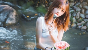 夏天爱吃西瓜的美女