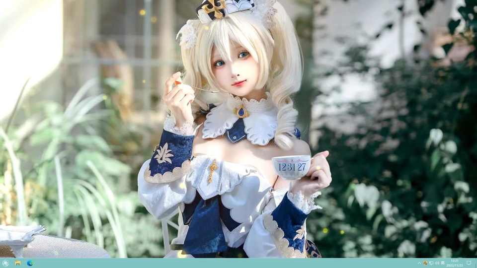 身着白藏蓝配色芭芭拉礼服的coser，金发双马尾造型，双手捧着印有数字的白瓷茶杯，站在日间虚化的绿植庭院中，暖金色柔光洒落。