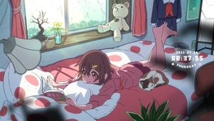 床上看书的女孩