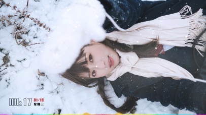 雪地上的微胖女孩
