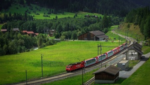 4K雨天瑞士阿尔卑斯山火车小镇