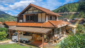 唯美日系阳光下房屋