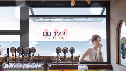 啤酒窗前的美女