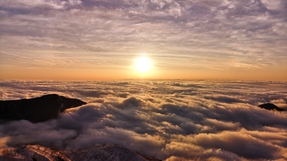 4K 山顶云海涌动的日出