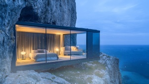 海边悬崖上的玻璃小屋