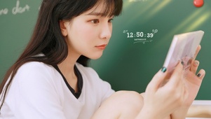 教室中学习的女孩
