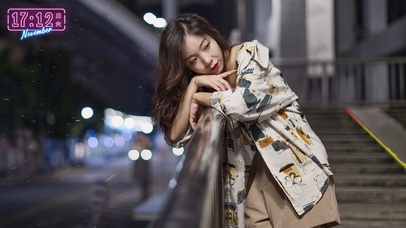 夜晚，桥边的女孩