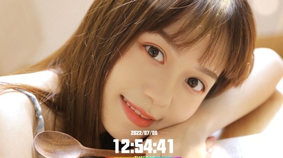 4K爱笑的居家女孩