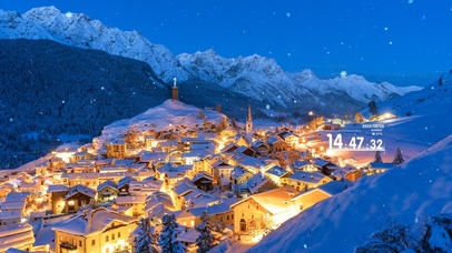 唯美雪山夜晚灯火小镇