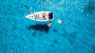 湛蓝湖面与小船