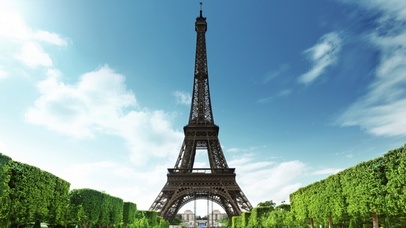 蓝天下的埃菲尔铁塔