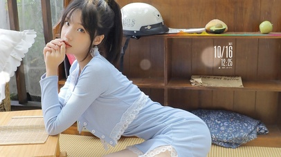 蓝色紧身裙的表妹