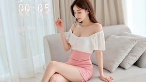 沙发上的美腿美女