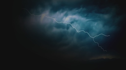 电闪雷鸣暴雨前夕