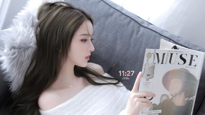 居家沙发美女