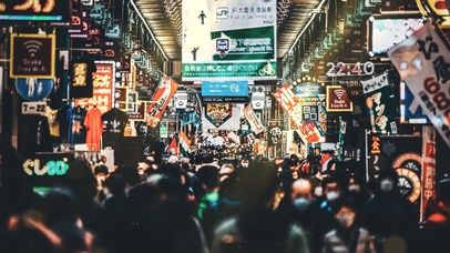 人潮汹涌的街道