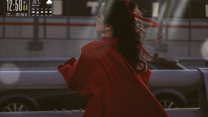 吹风的清纯美女