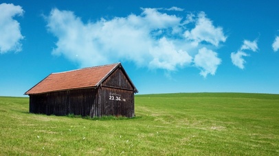 4K 蓝天下草原的木屋
