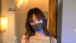 戴口罩的清纯美女