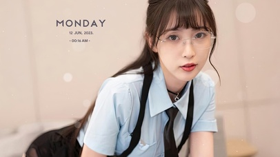 戴眼镜的清纯制服美女